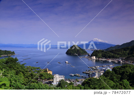 奥駿河湾に浮かぶ港湾景観とそれを見入る富士山の姿 78472077
