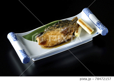 笹の葉が敷いてあるブリの照り焼きと焼き葱を黒背景で撮影 笹の葉が敷いてあるブリの照り焼きと焼き葱を黒背景で撮影 78472157