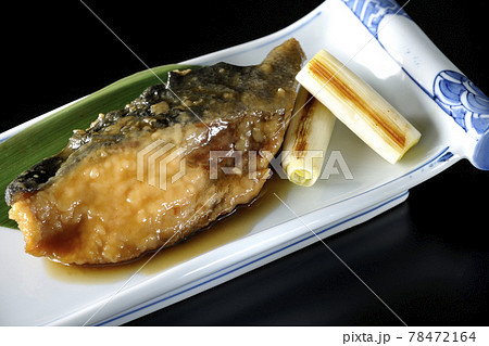 笹の葉が敷いてあるブリの照り焼きと焼き葱を黒背景で撮影 笹の葉が敷いてあるブリの照り焼きと焼き葱を黒背景で撮影 78472164
