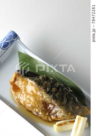 笹の葉が敷いてあるブリの照り焼きと焼き葱を白背景で俯瞰撮影 笹の葉が敷いてあるブリの照り焼きと焼き葱を白背景で俯瞰撮影 78472261