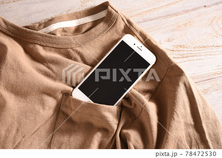 無地のTシャツとスマートフォン 無地のTシャツとスマートフォン 78472530