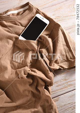 無地のTシャツとスマートフォン 無地のTシャツとスマートフォン 78472532