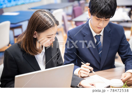 コワーキングスペースで仕事をする若い女性と男性 78472538