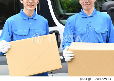 車の前で作業服を着た複数の男性が引っ越しの段ボールを運ぶイメージ 車の前で作業服を着た複数の男性が引っ越しの段ボールを運ぶイメージ 78472913