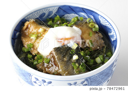 温玉とたっぷりの小ねぎがトッピングされた鰤の照り焼き丼を白背景で撮影 温玉とたっぷりの小ねぎがトッピングされた鰤の照り焼き丼を白背景で撮影 78472961