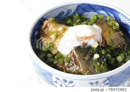温玉とたっぷりの小ねぎがトッピングされた鰤の照り焼き丼を白背景で撮影 温玉とたっぷりの小ねぎがトッピングされた鰤の照り焼き丼を白背景で撮影 78472962