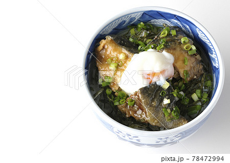 温玉とたっぷりの小ねぎがトッピングされた鰤の照り焼き丼を白背景で俯瞰撮影 78472994