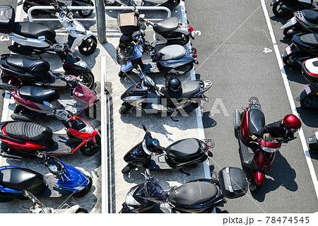 バイクの駐輪場 78474545