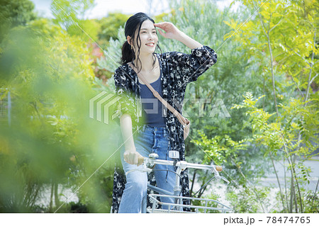 女性 自転車 散歩 女性 自転車 散歩 78474765