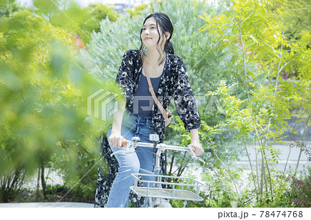 女性　自転車　散歩 78474768