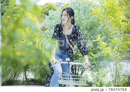 女性　自転車　散歩 78474769