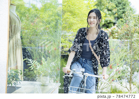 女性　自転車　散歩 78474772