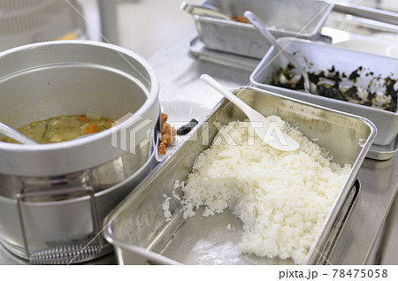 学校の給食（配膳シーン） 78475058