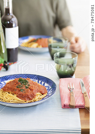 スパゲティの並ぶ食卓、イタリアンランチ【食事】 78475081