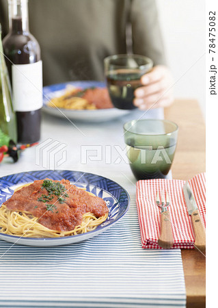 出来立てスパゲティの並ぶ食卓、イタリアンランチ【食事】 出来立てスパゲティの並ぶ食卓、イタリアンランチ【食事】 78475082