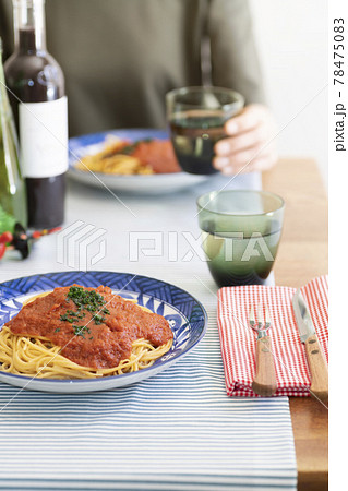 スパゲティの並ぶ食卓、イタリアンランチ【食事】 スパゲティの並ぶ食卓、イタリアンランチ【食事】 78475083