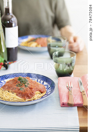 出来立てスパゲティの並ぶ食卓、イタリアンランチ【食事】 78475084