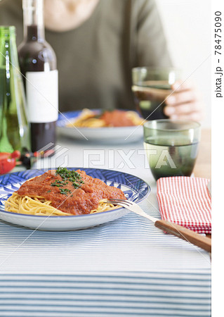 スパゲティの並ぶ食卓、イタリアンランチ【食事】 78475090