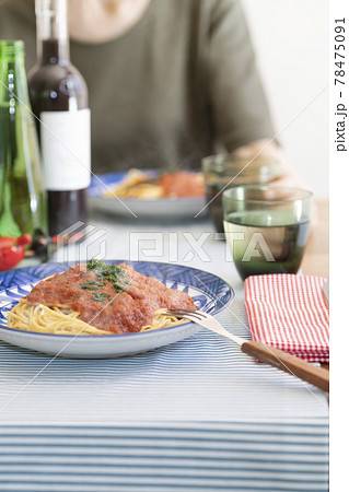 出来立てスパゲティの並ぶ食卓、イタリアンランチ【食事】 出来立てスパゲティの並ぶ食卓、イタリアンランチ【食事】 78475091