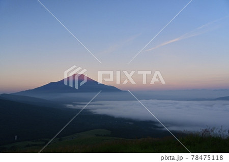 明神山から赤富士と朝焼け空に山中湖にかかる霧の雲海 明神山から赤富士と朝焼け空に山中湖にかかる霧の雲海 78475118