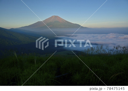 明神山から富士山青青空に山中湖にかかる霧の雲海 78475145