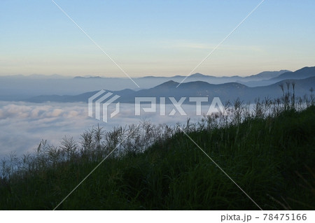 明神山か青空に山中湖にかかる霧の雲海 明神山か青空に山中湖にかかる霧の雲海 78475166