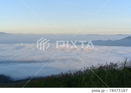 明神山か青空に山中湖にかかる霧の雲海 78475167