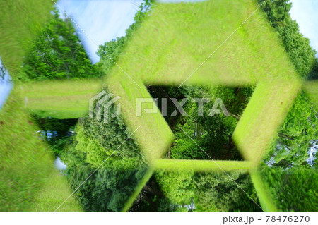 公園の広場を万華鏡で見る 78476270