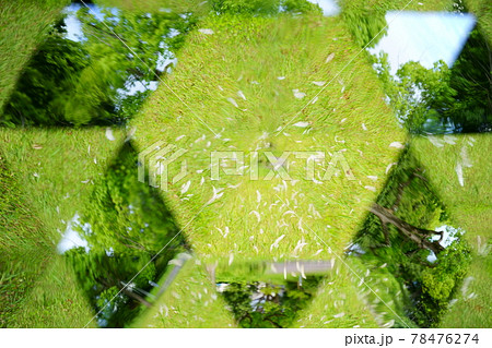 公園の広場を万華鏡で見る 78476274