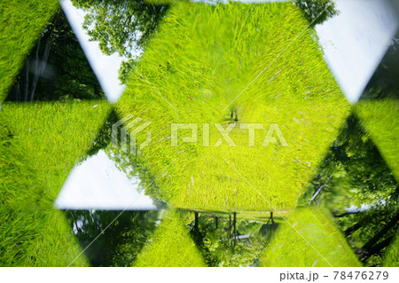 公園の広場を万華鏡で見る 78476279