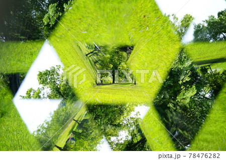 公園の広場を万華鏡で見る 78476282