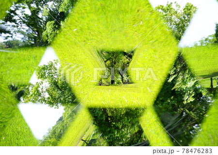 公園の広場を万華鏡で見る 78476283