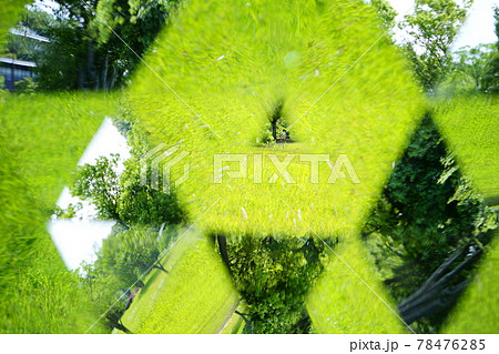 公園の広場を万華鏡で見る 78476285