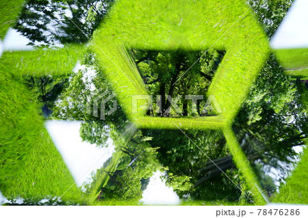 公園の広場を万華鏡で見る 78476286