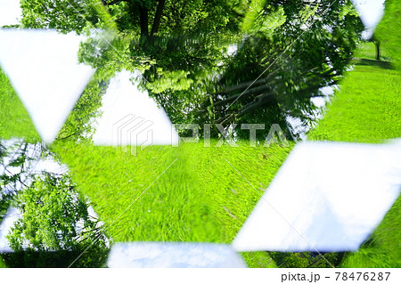 公園の広場を万華鏡で見る 78476287