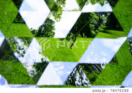 公園の広場を万華鏡で見る 78476288