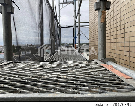 建設現場での足場上、作業風景 78476399