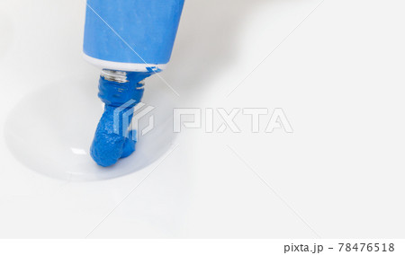 Tube with blue paint from which squeeze a few paints into the cell palette Tube with blue paint from which squeeze a few paints into the cell palette 78476518