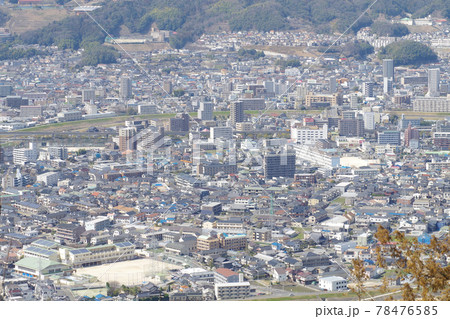 松笠山の展望所から眺めた広島市安佐南区の街並 78476585