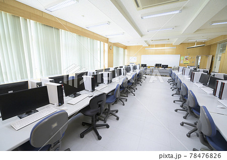 学校のパソコン室（ネット授業やプログラミング教育イメージ） 78476826