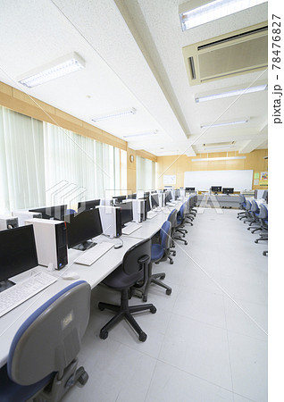 学校のパソコン室（ネット授業やプログラミング教育イメージ） 78476827