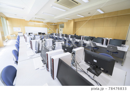 学校のパソコン室（ネット授業やプログラミング教育イメージ） 78476833