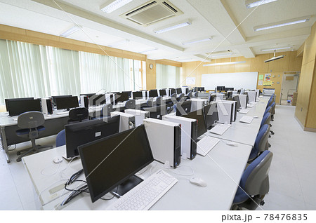 学校のパソコン室(ネット授業やプログラミング教育イメージ) 学校のパソコン室(ネット授業やプログラミング教育イメージ) 78476835