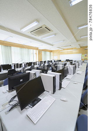 学校のパソコン室（ネット授業やプログラミング教育イメージ） 78476836