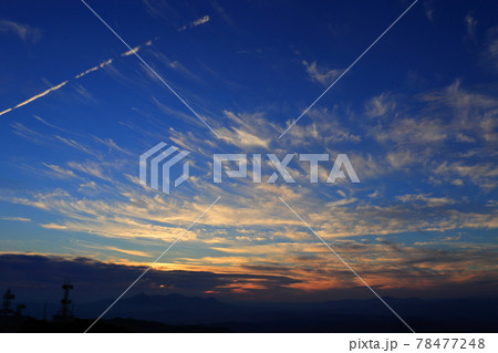 夕焼け空の雲と飛行機雲と鉄塔 鰐塚山からの眺め 夕焼け空の雲と飛行機雲と鉄塔 鰐塚山からの眺め 78477248