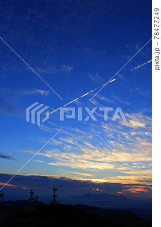 夕焼け空の雲と飛行機雲と鉄塔　鰐塚山からの眺め 78477249