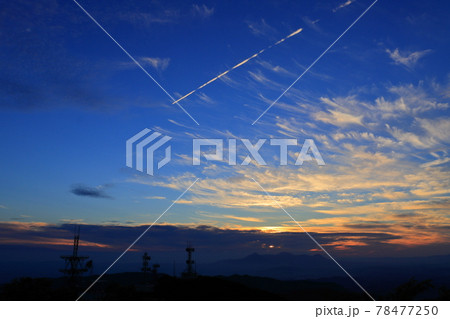 夕焼け空の雲と飛行機雲と鉄塔 鰐塚山からの眺め 夕焼け空の雲と飛行機雲と鉄塔 鰐塚山からの眺め 78477250