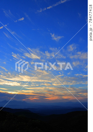 夕焼け空の雲と山地　塚山からの眺め 78477418