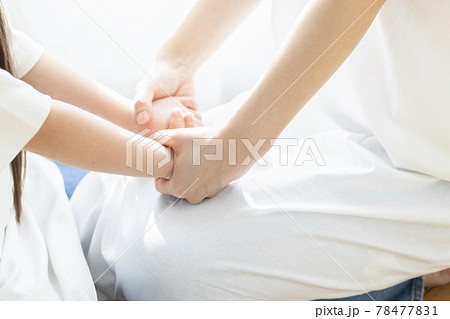 手を繋ぐ親子 78477831