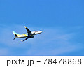 青空の中を離陸する飛行機 78478868